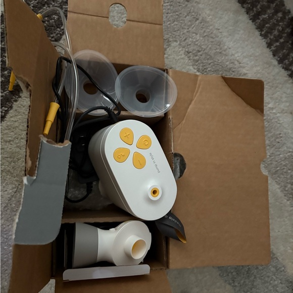 Medela Pump In Style with MaxFlow Technology - Picture 2 of 3